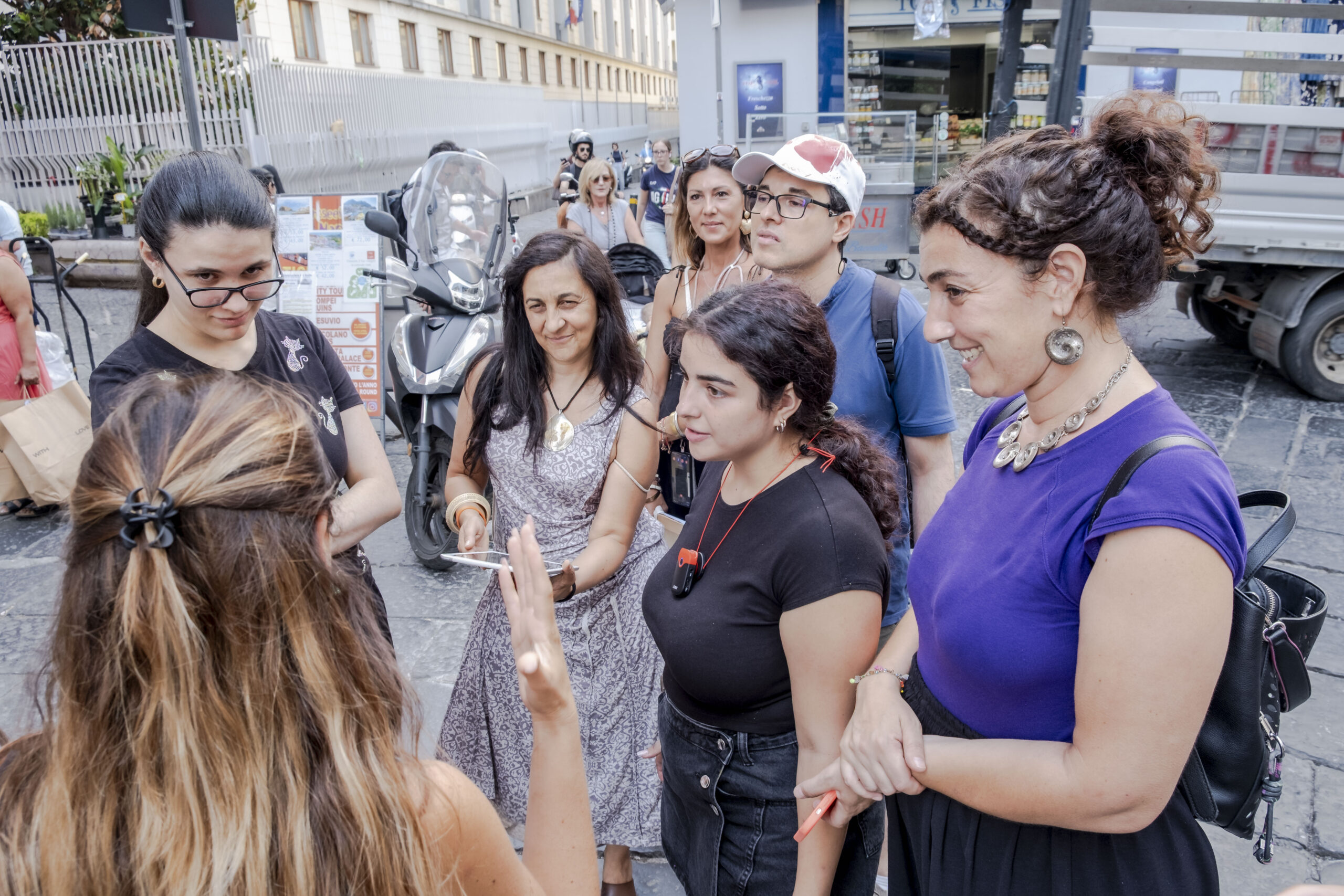 Ascolto di racconti urbani tra le strade e le piazze di Napoli
